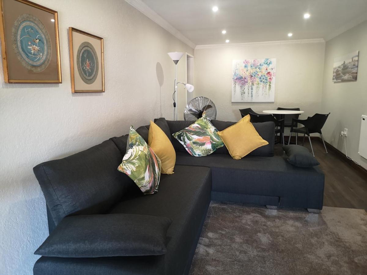 Rest-A-While Guest House - Pretoria-Noord Eksteriør billede