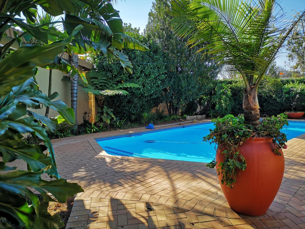 Rest-A-While Guest House - Pretoria-Noord Eksteriør billede