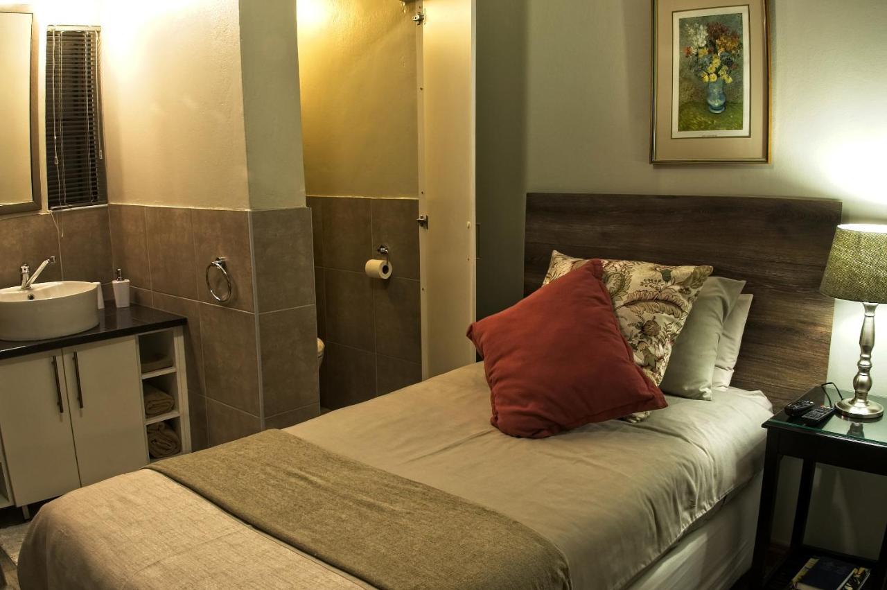 Rest-A-While Guest House - Pretoria-Noord Eksteriør billede