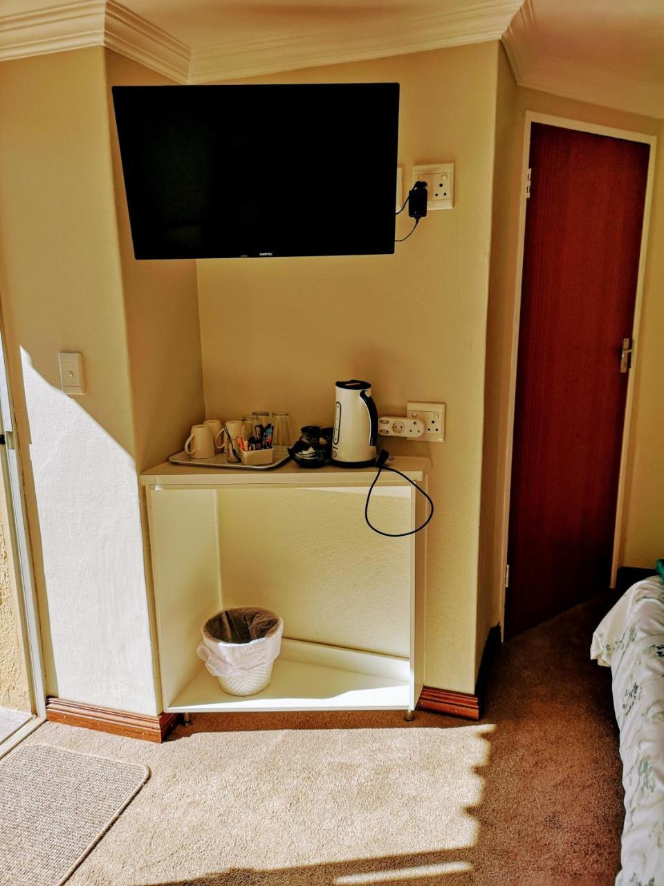 Rest-A-While Guest House - Pretoria-Noord Eksteriør billede