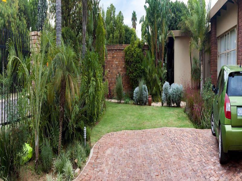 Rest-A-While Guest House - Pretoria-Noord Eksteriør billede