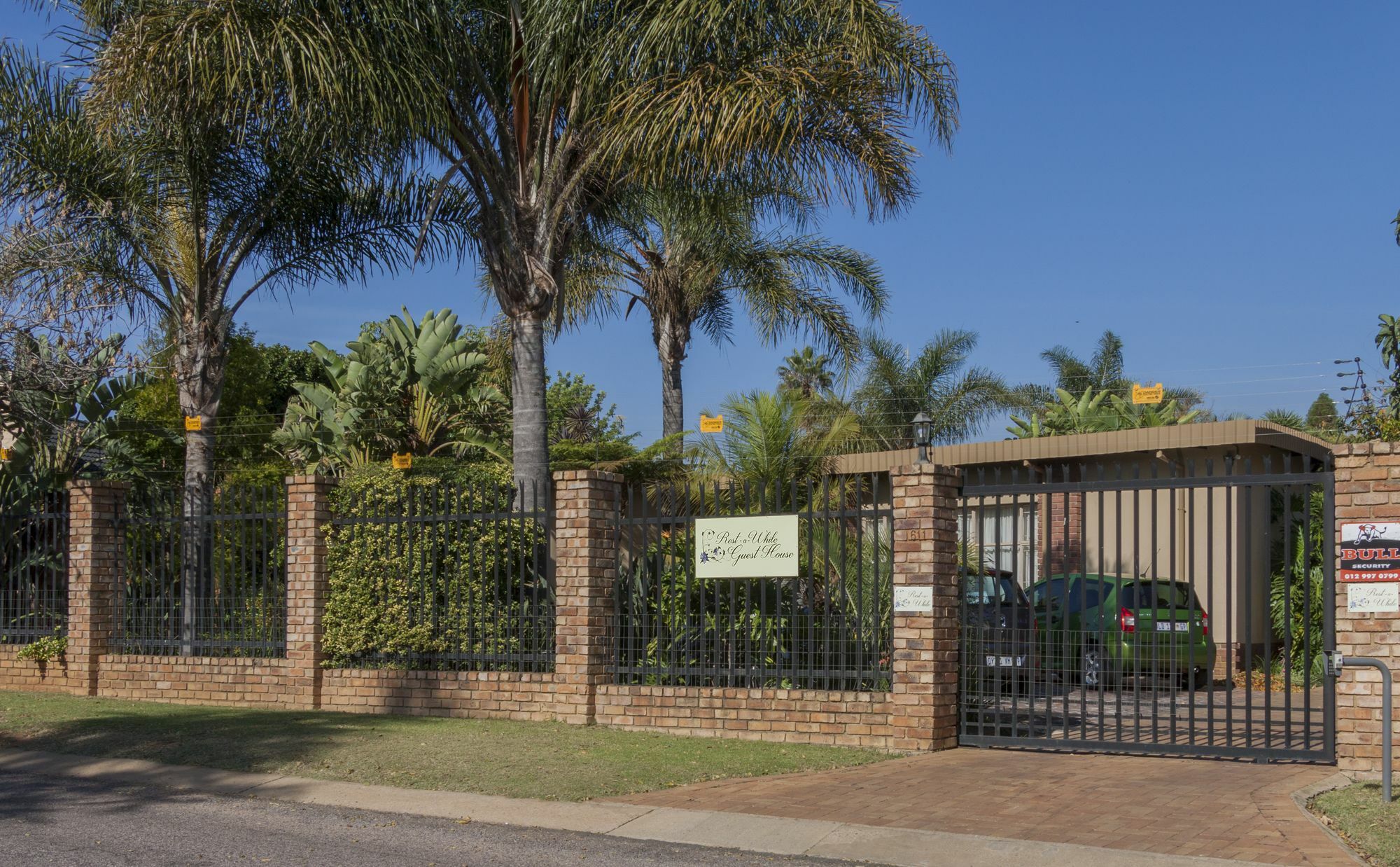 Rest-A-While Guest House - Pretoria-Noord Eksteriør billede